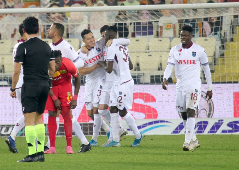 <p>Buranın başarısı için varım. Birçok takımdan teklif aldım. Ama Trabzonspor'dan teklif alınca sabaha kadar uyku uyuyamazsın. Dingin denizden Karadeniz'in dalgalı denizini seçtim' diyerek sözlerini tamamladı.</p>