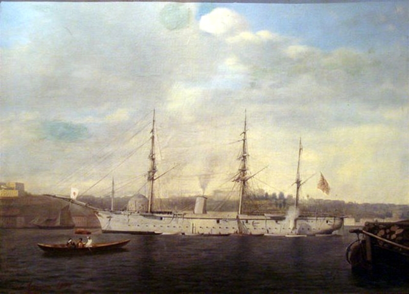 <p>Kuşimoto Adası açıklarında tayfuna yakalanan Ertuğrul Fırkateyni, 16 Eylül 1890'da kayalara çarparak battı. Kazada 587 denizci şehit oldu. Kurtulmayı başaran 69 denizci, Japonya imparatorunun talimatıyla Hiei ve Kongo adlı iki askeri gemi ile İstanbul'a gönderildi. Türk ve Japon halklarını birbirine yakınlaştıran kazanın kurbanları için 1891'de Kuşimoto'da bir anıt inşa edildi. </p>