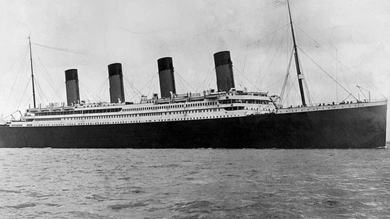 <p>Gemi, 15 Nisan'da aniden ortaya çıkan bir buzdağına çarptığında saatler 23.40'ı gösteriyordu. Gemi, saat 02.20'de okyanusun karanlık sularına gömüldü. Kazada bin 514 kişi öldü. Bunlardan bazıları, buz gibi sularda donarak can verdi. Birkaç saat sonra kaza yerine ulaşan Carpathia gemisi, 710 kişiyi kurtardı. </p>