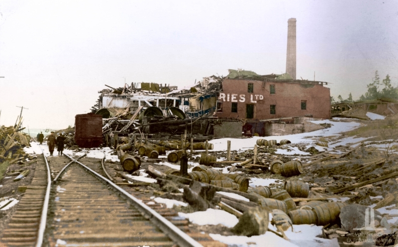 <p>Çarpışmanın ardından yanmaya başlayan Mont-Blanc'ın 40 kişilik mürettebatı, patlamadan saniyeler önce suya atlayarak kurtulmayı başardı. Ancak Halifax kentini harabeye çeviren patlamalarda 2 binden fazla kişi yaşamını yitirdi, 9 bin kişi de yaralandı. </p>
