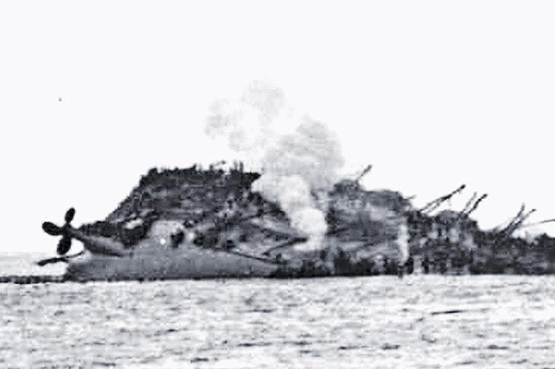 <p>Gemiden sızan bin 400 ton yakıt, geminin çevresini alevlerle sardığı için kurtulmak için suya atlayanlar yanarak öldü. Kazazedelerin yardımına koşan diğer gemiler, 2 bin 500 kişiyi kurtarmayı başardı. </p>