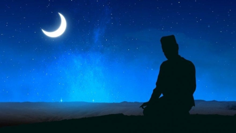 <p>Fani Dünyanın padişahı değilim. Gönül hırkalarını yamar giyerim. Dostlarla ağlar, dostlarla gülerim. Siz sevdiklerime, hayırlı üç aylar dilerim.</p><p><br></p>