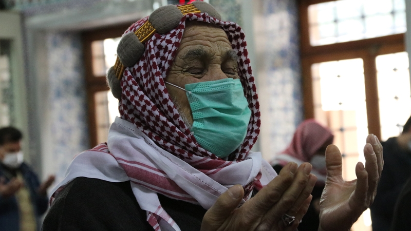 <p>Bu günlerin feyzi üzerinize, rahmeti geçmişinize, bereketi evinize, nuru ahiretimize, sıcaklığı yuvamıza dolsun. Üç aylarınız mübarek olsun...</p><p><br></p>