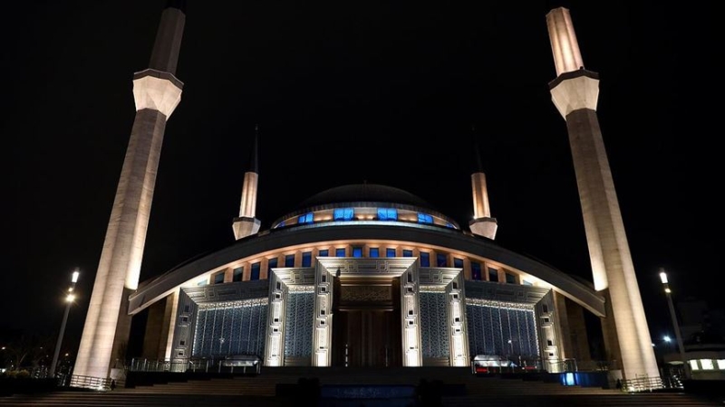 <p>Varlığı ebedi olan, merhamet sahibi, adaletli Yüce Allah kendisine dua edenleri geri çevirmez. Dualarınızın Rabbin yüce katına iletilmesine vesile olan üç aylarınız mübarek olsun.</p>