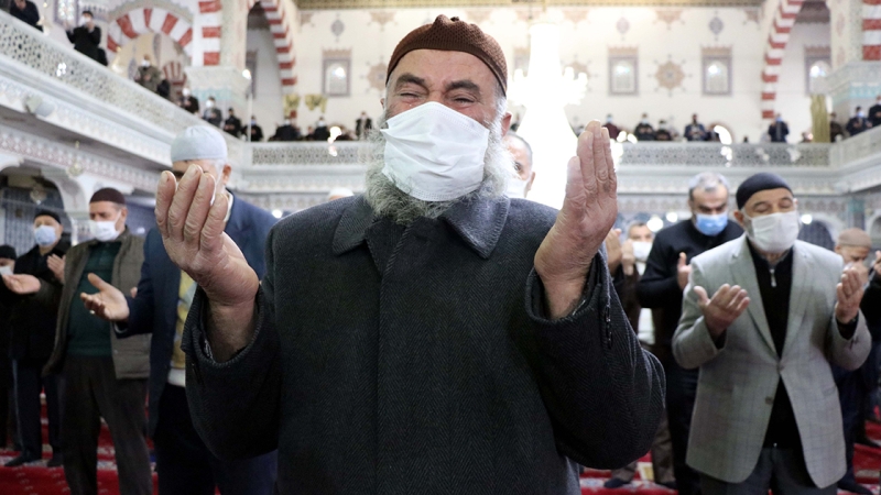 <p>Kalpler vardır sevgiyi paylaşmak için, insanlar vardır dostluğu yaşatmak için, günler vardır kutlamak ve af dilemek için. Üç aylarınız mübarek olsun..</p><p><br></p>