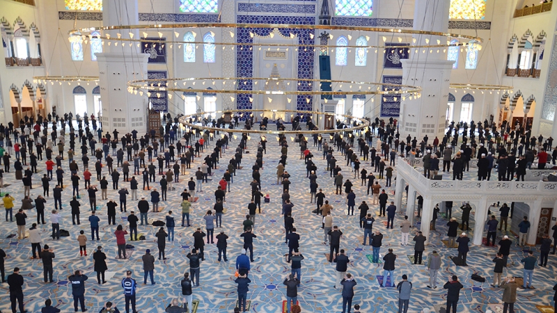 <p>Fani Dünyanın padişahı değilim. Gönül hırkalarını yamar giyerim. Dostlarla ağlar, dostlarla gülerim. Siz sevdiklerime, hayırlı üç aylar dilerim.</p><p>Bu gece kulun yalvarış ve yakarışlarını Yüce Mevla'ya sunacağı ve O'nun sonsuz affından, merhametinden, iyiliğinden bol bol yararlanacağı umut, huzur ve müjde gecesidir. 3 aylarınız mübarek olsun..</p><p><br></p>