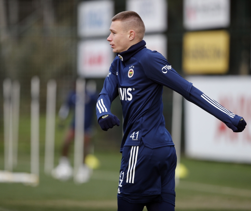 <p>Ara transfer dneminde gelir gelmez ilk 11'e dahil olan Szalai yannda Serdar Aziz ile sahada olacak.</p>