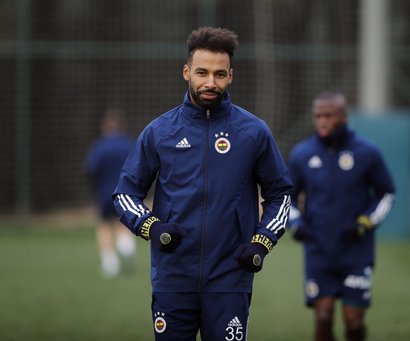 <p>Fenerbahe'de sa bekte Nazm Sangare - Sol bekte ise Caner Erkin grev yapacak.</p>