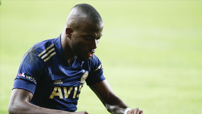 <p>Fenerbahe'de Erol Bulut'un yeni golcs Valencia. Samatta'nn dk performans nedeniyle bu akam kadroda olmayaca renildi.</p><p><br></p><p>Milliyet</p>