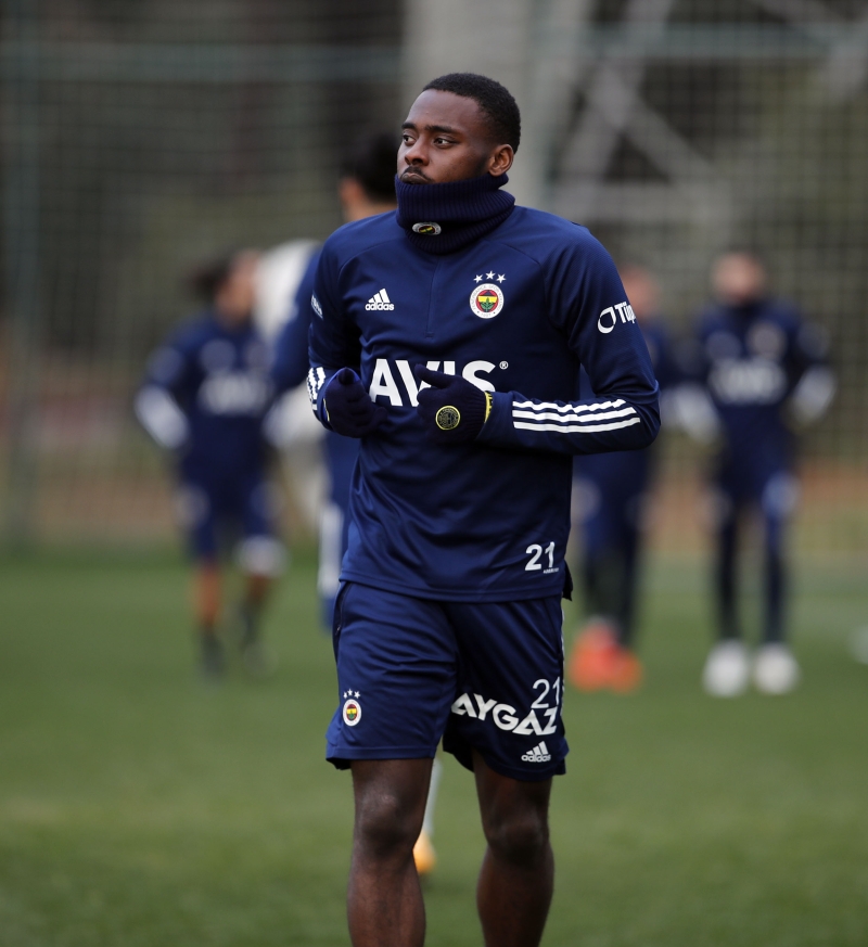 <p>Bu sezon gsterdii performans ile dikkatleri eken Thiam sol akta, yeni transfer Samuel ise sa akta yer alacak.</p>