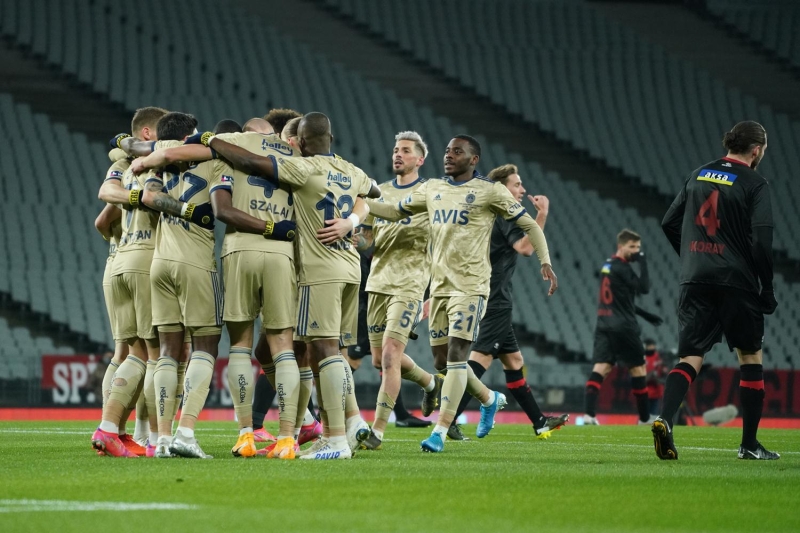 <p><b>'ARDA TURAN'A AZ BLE CEZA VERMLER'</b><br></p><p>Arda Turan'a az bile ceza vermiler. Ama bize kar yaplan aklamalara girmeyeceim. Taraftarmz karma almak adna ben susuyorum bu tr ilerde ama derbiye 3 bin kii mi alnm? Ne olmu? Bunlar siz medya olarak aratrn... Bu iddialar, bu iftiralar aratrn. Bizim dinimizde en byk gnah iftiradr. Savclk, Emniyet Mdrl var. Devletin gzide kurumlarn bile zan altnda brakyorlar.</p>