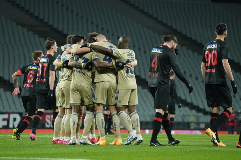 <p>Biz bunlara yetiemeyiz. mthi bir yalan ve iftira kampanyas var. Yapsnlar canlar sa olsun. Bu anda buna cevap vermeyeceim ama zaman gelince belgelerle konuacam. Ama bu zihniyet olduka Trk futbolu ilerlemez, bundan hibir ey olmaz.</p>