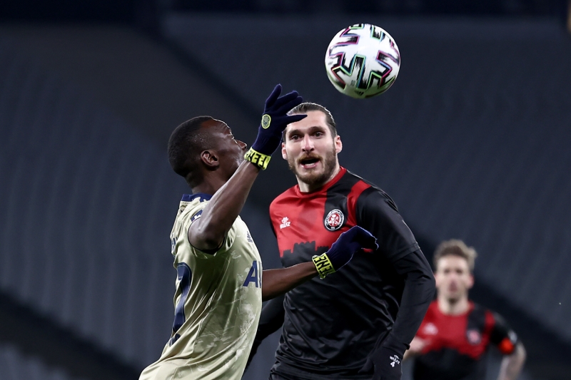 <p>u aklamalar bitsin. Pilleri bitsin. Ondan sonra konuacam. Biz bir yere kadar yaa ve duruma hrmet gsterebiliriz. Biz de bir camiay temsil ediyoruz. Tez zamanda cevap verilecektir. Ama ayp ediyorlar. Kaos yaratarak Trk futboluna hibir ey kazandramazlar.<br></p>