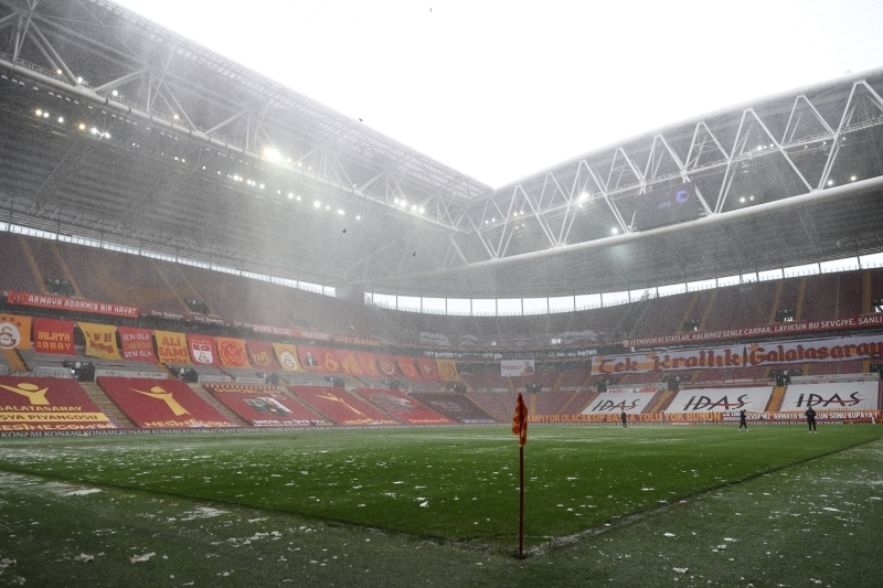 <p>Galatasaray Kulübü de kar yağışına önlem olarak zemini brandalarla kapattı.</p>