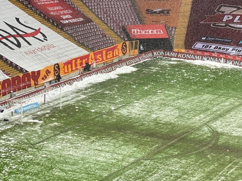 <p><b>ZEMİN KARDAN ETKİLENDİ</b></p><p><br></p><p>Türk Telekom Stadı'ndaki müsabaka, ağır bir zeminde oynandı.</p>