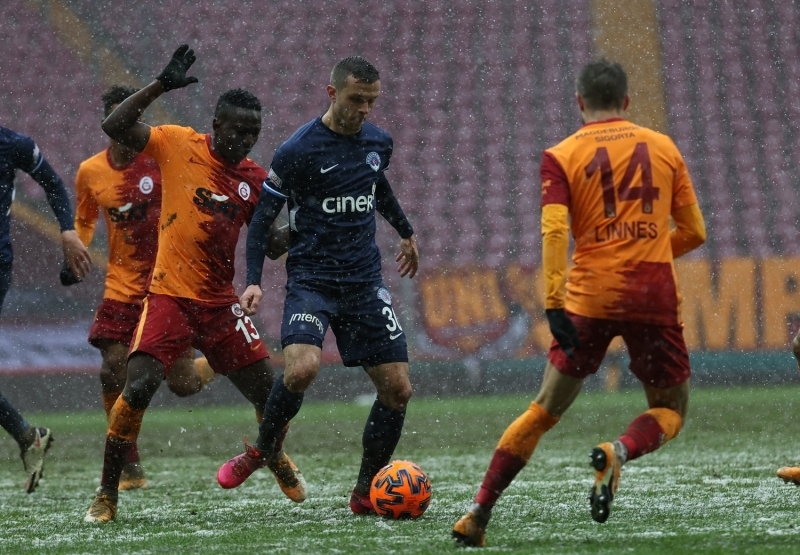<p>Müsabaka kırmızı topla oynanırken Galatasaray sarı-kırmızılı parçalı, Kasımpaşa ise lacivert formayla mücadele etti.<br></p>