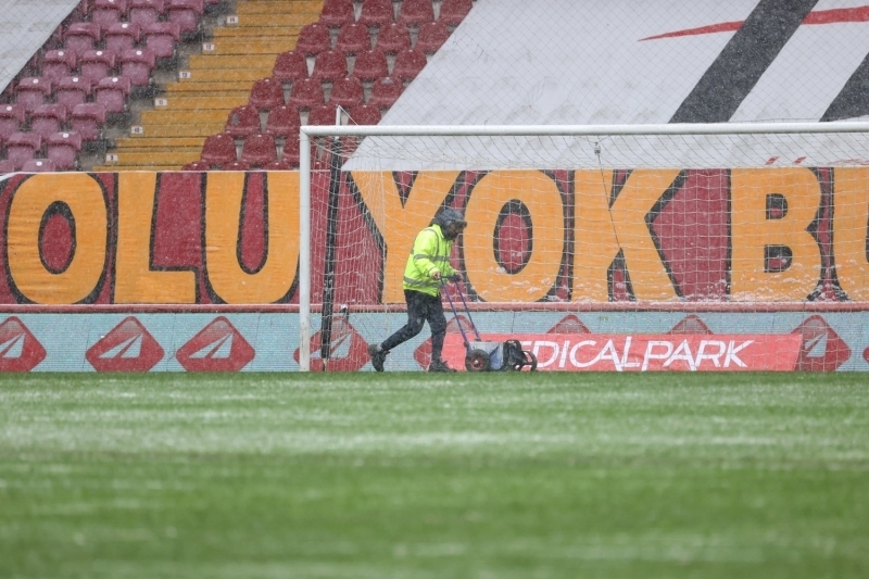<p>İstanbul için günler önce yapılan kar yağışı uyarıları nedeniyle karşılaşma Türkiye Futbol Federasyonu tarafından saat 19.00'dan 16.00'ya alındı. </p>