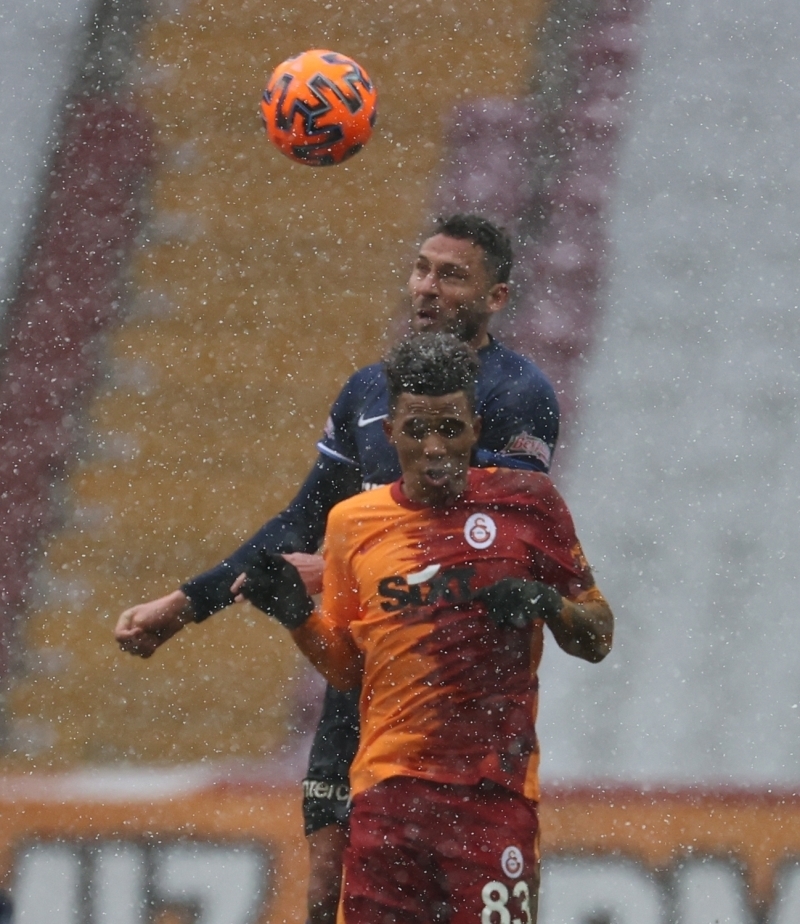 <p>Tecrübeli teknik adam, bu oyuncuların yerine Etebo, Linnes, Kerem Aktürkoğlu, Ömer Bayram, Luyindama ve Gedson Fernandes görev yaptı.</p>