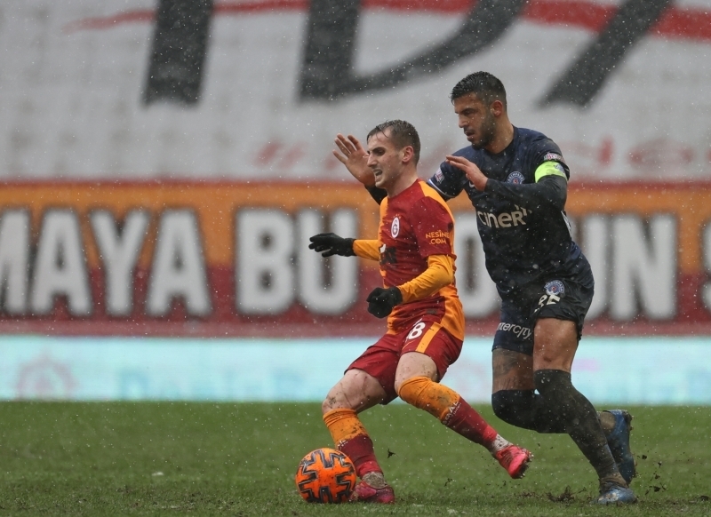 <p><b>TAYLAN ANTALYALI İLK KEZ YEDEKTE</b><br></p><p><br></p><p>Galatasaray'da gösterdiği iyi performans ile dikkati çeken Taylan Antalyalı, bu sezon ilk kez yedek kulübesinde oturdu.</p>