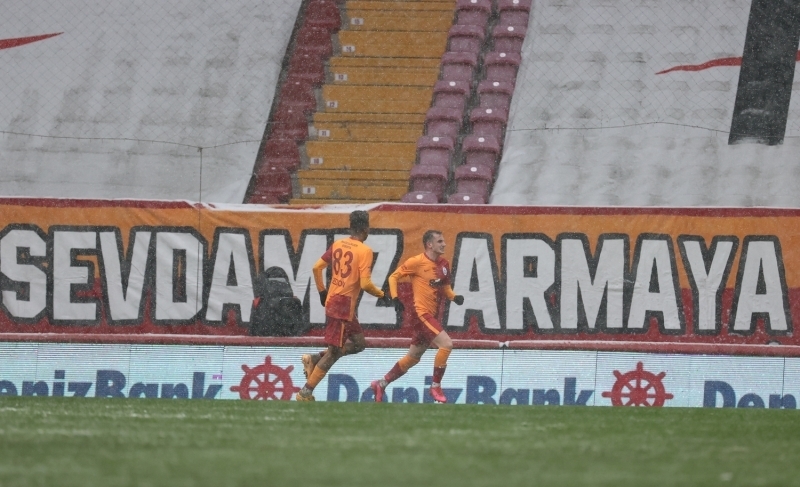 <p><b>GEDSON VE KEREM İLK KEZ 11'DE</b><br></p><p><br></p><p>Galatasaray'da iki futbolcu, ilk kez sarı-kırmızılı formayla 11'de mücadele etti.</p>