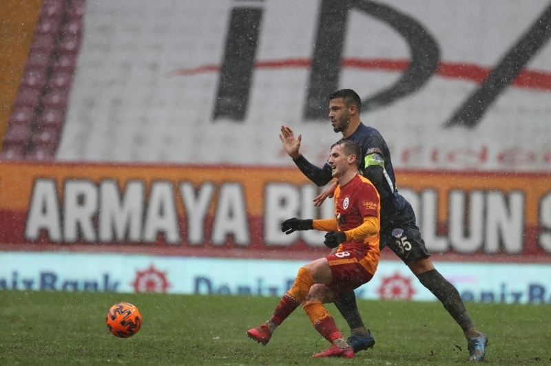<p>Taylan, sarı-kırmızılı ekipte bu sezon Süper Lig'de 23 müsabakanın 22'sinde, UEFA Avrupa Ligi elemelerinde 3 karşılaşmanın tamamında, Ziraat Türkiye Kupası'nda ise 3 maçın 2'sinde forma giydi.</p>
