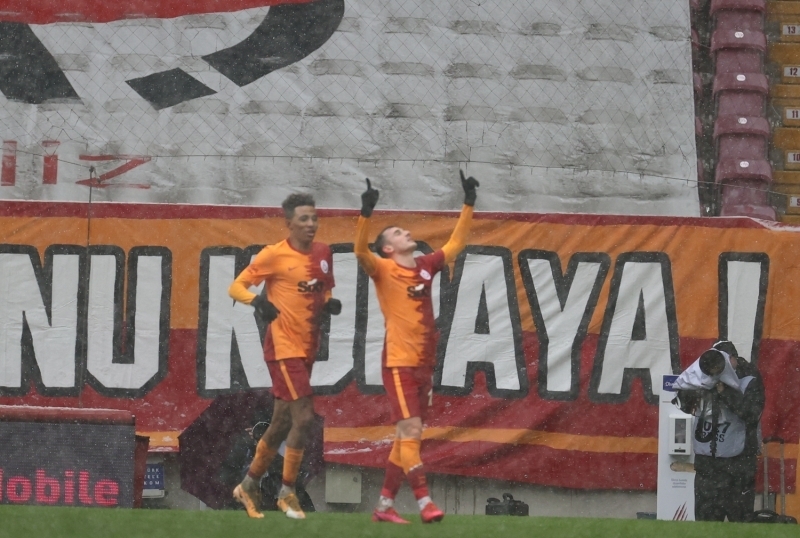 <p>Çapa, takımını Galatasaray karşısına Ertuğrul Taşkıran, Florent Hadergjonaj, Tomas Brecka, Dusko Tosic, Oussama Hadadi, Aytaç Kara, Kristijan Bistrovic, Gilbert Koomson, Haris Hajradinovic, Armin Hodzic ve İsaac Kiese Thelin 11'i ile sürdü.</p>
