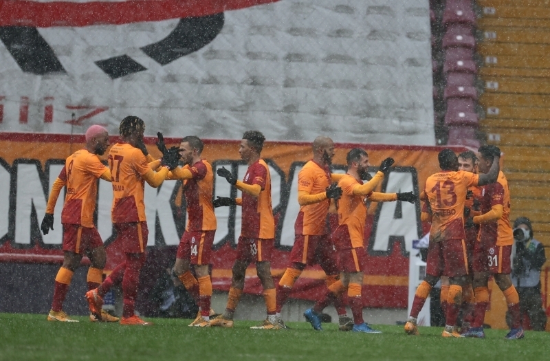 <p><b>GARA'DA ŞEHİT EDİLEN VATANDAŞLAR İÇİN SAYGI DURUŞU</b><br></p><p><br></p><p>Maç öncesinde Pençe Kartal-2 Harekat bölgesinde yer alan Gara'da terör örgütü PKK tarafından alıkonularak şehit edilen 13 Türk vatandaşları için saygı duruşunda bulunuldu.</p>