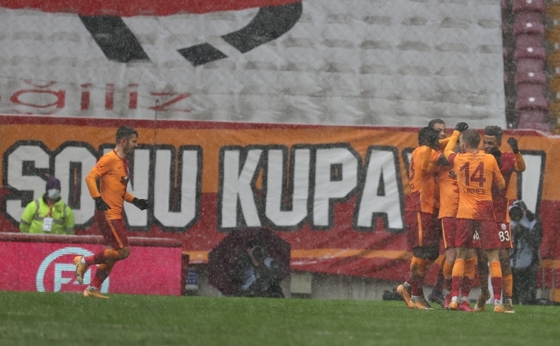 <p>Fuat Çapa, son oynadıkları Atakaş Hatayspor maçının 11'inde görevlendirdiği Yusuf Erdoğan'dan cezası nedeniyle yararlanamadı.</p>