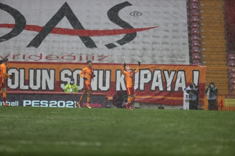 <p><b>KASIMPAŞA'DA MECBURİ 1 DEĞİŞİKLİK</b><br></p><p><br></p><p>Lacivert-beyazlı takımın teknik direktörü Fuat Çapa, mecburi 1 değişikliğe gitti.</p>