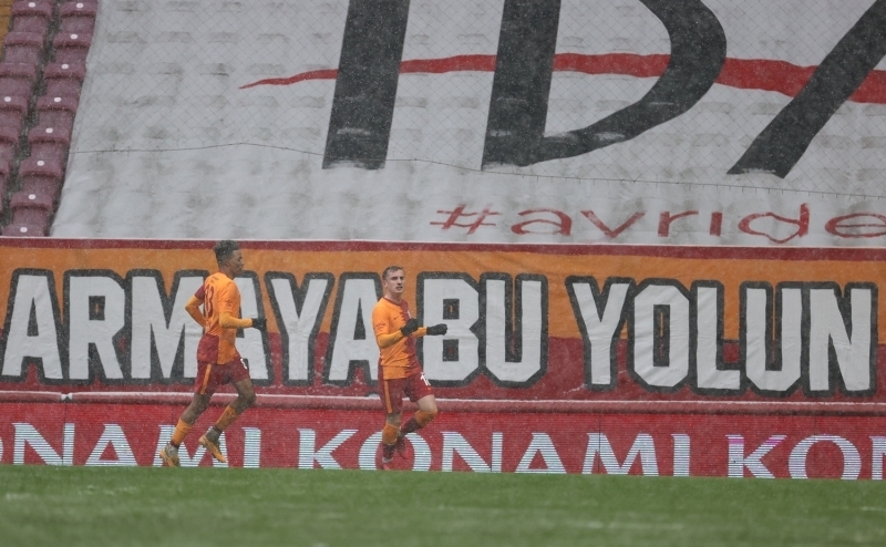 <p>Sarı-kırmızılı ekibin ara transfer döneminde kadrosuna kattığı Gedson Fernandes ile genç oyuncu Kerem Aktürkoğlu, ilk kez bir resmi maçın başlangıç kadrosunda yer aldı.</p>