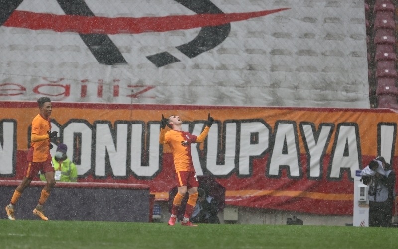 <p>Sezon başında kadroya katılan 22 yaşındaki kanat oyuncusu Kerem, bu sezon Galatasaray'da 11 lig, 2 Türkiye Kupası maçında sonradan oyuna dahil oldu.</p>