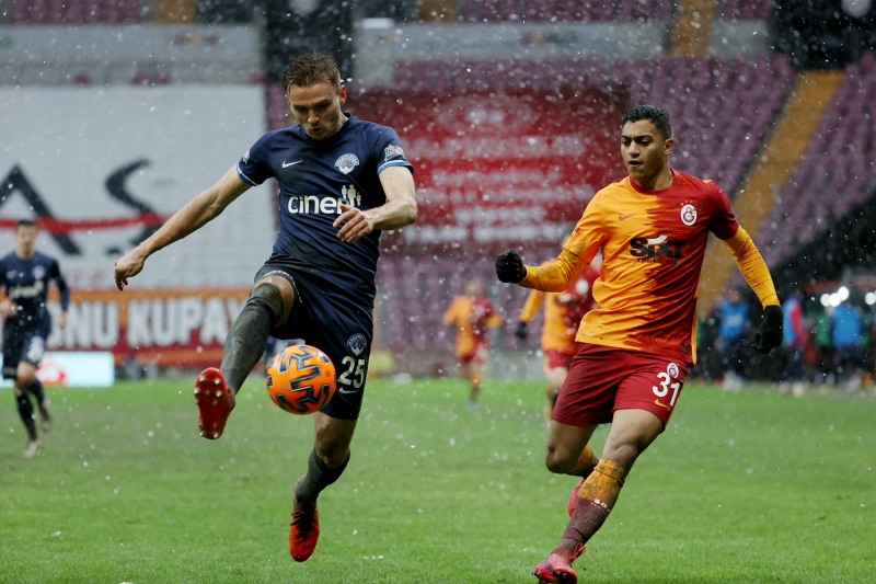 <p>Topun başına geçen Muhammed, meşin yuvarlağı filelerle buluştururken Marcao ve Onyekuru'nun çabası objektiflere yansıdı.</p>