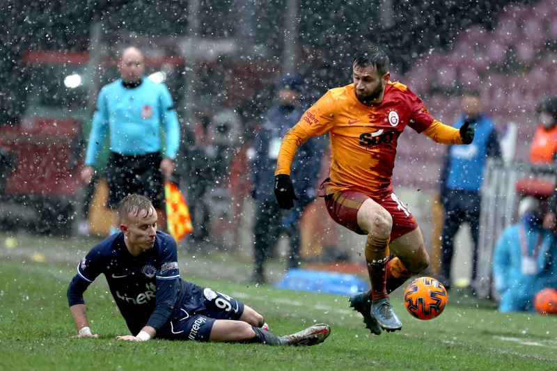 <p>'Penaltıyı aldım, sahayı temizledim, seninle sevindim... Daha senin için ne yapabilirim? Mustafa ağabey, çayını iç ve keyfine bak...' mesajını paylaştı.</p>