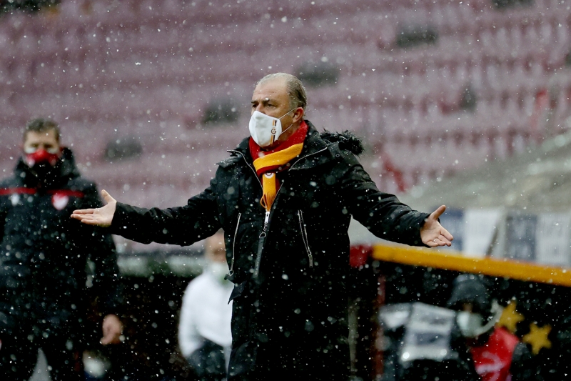 <p>Ancak iddialarn aksine Galatasaray Teknik Direktr Fatih Terim'in dn kar ya ile bozulan zeminde sakatlk ihtimaline karlk Falcao'yu ma kadrosuna almad renildi.</p>