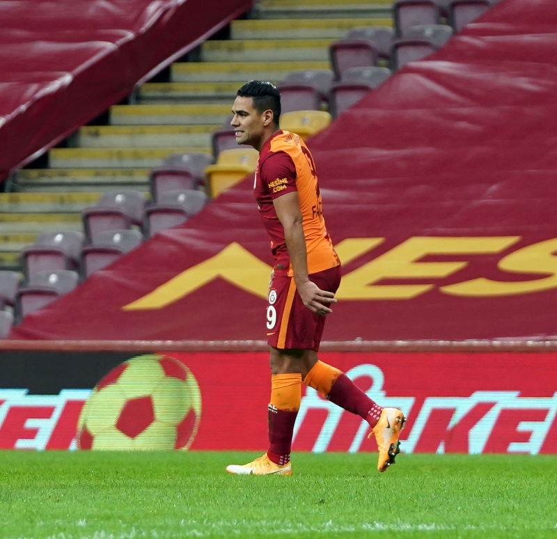 <p><b>ALBAYRAK'TAN FALCAO CEVABI</b><br></p><p><br></p><p>Gelecei merak konusu olan Falcao iin Galatasaray 2. Bakan Albayrak, 'Falcao bizim iin ve dnya futbolu iin ok byk bir marka. Galatasaray'a gelemez dediler, geldi. Transferi iin bize gelen bir ey yok, eer gelirse nce hocamzla konuuruz, sonra ynetimle deerlendiririz' demiti.</p>