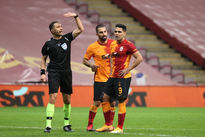 <p><b>'ARTIK SAKNLE VE HUZURA HTYACI VAR'</b><br></p><p><br></p><p>Falcao'nun ABD'de sakin bir oyun oynamas gerektiini syleyen eski golc, 'Her eyini verdi, kazanmas gereken her eyi kazand. Artk sakinlie ve huzura ihtiyac var.' dedi.</p><p>Takvim</p>