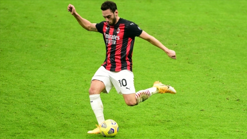 <p>Hakan �alhano�lu, Milan'�n teklifini kabul etmezse yeni adresi Manchester United olacak.</p><p><br></p><p>Milliyet</p>