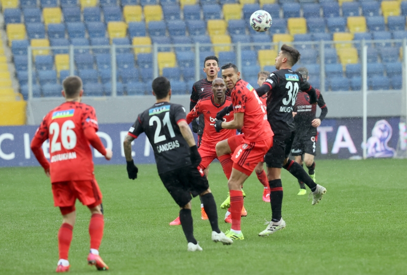 <p>Cezal� oyuncular N'Sakala ve Vida ile sakatl�klar� bulunan R�dvan Y�lmaz ve Montero, ma� kadrosuna dahil edilmedi.</p>