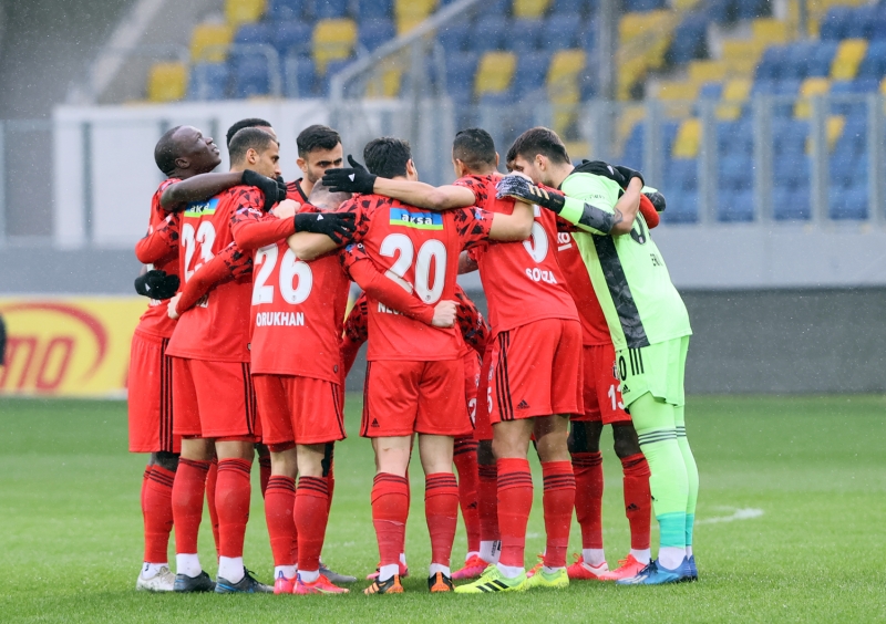 <p>Eryaman Stad�'nda oynanan kar��la�mada Yal��n, sakat ve cezal� oyuncular nedeniyle savunma d�rtl�s�n� kurmakta zorland�. </p>