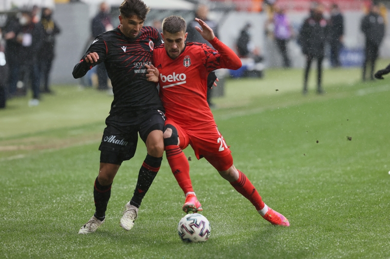 <p>Yal��n, iki sol bekinin yoklu�unda bu g�revi orta saha oyuncusu Dorukhan Tok�z'e verdi. </p>