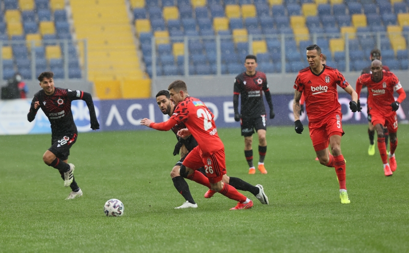 <p>Sergen Yal��n, ge�en hafta �ttifak Holding Konyaspor'u 1-0 yendikleri ma��n ilk 11'inde ise iki zorunlu de�i�iklik yapt�. </p>