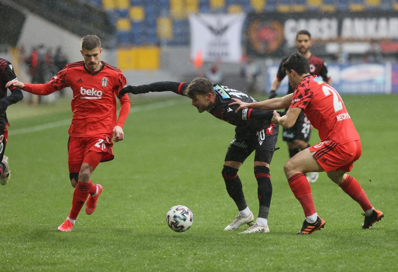 <p>Stoperdeki eksikler nedeniyle de Welinton'un partneri Necip Uysal oldu.</p>