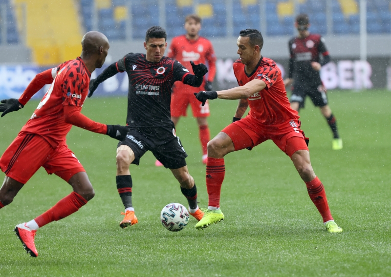 <p>Vida ve N'Sakala'n�n yerine kart cezas� biten Dorukhan ile Atiba Hutchinson ilk 11'de forma giydi.</p>