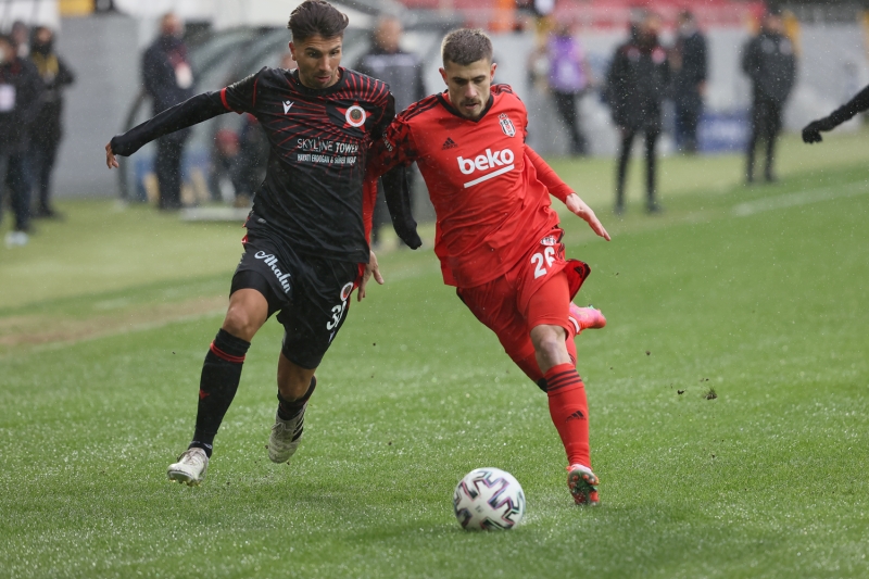 <p>Kart cezas� sona eren Mensah ise yedek kul�besinde bekledi. </p>