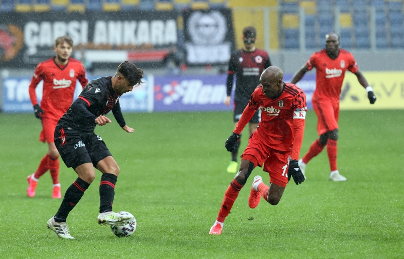 <p>Gen�lerbirli�i'nde ise yeni transfer Lucas Mugni, ilk kez k�rm�z�-siyahl� formay� Be�ikta� kar��s�nda terletti.</p>