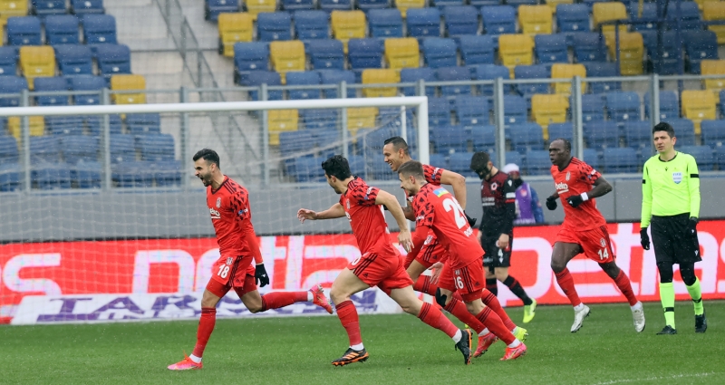 <p>Ziraat T�rkiye Kupas�'nda �ttifak Holding Konyaspor ile yap�lan ma�ta ilk 11'de oynayan Cenk, S�per Lig ma��nda da kadroya girdi. </p>