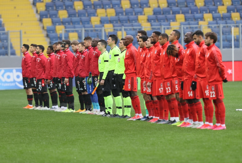 <p>�te yandan, kar��la�madan �nce Gara'da �ehit edilen 13 T�rk vatanda�� i�in sayg� duru�unda bulunuldu.</p>