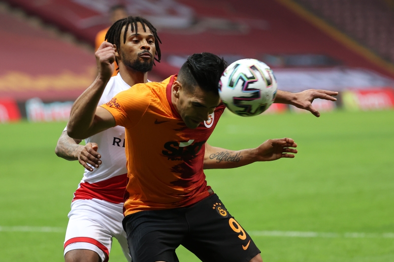 <p><b>109 GÜNDE SADECE 36 DAKİKA</b></p><p><br></p><p>Bonuslarla beraber 7 milyon Euro'ya imza atan fakat pandemi indirimi sonrası yıllık geliri 6 milyon Euro'ya düşen tecrübeli futbolcu son 109 günde sadece 36 dakika forma giyebildi.</p>