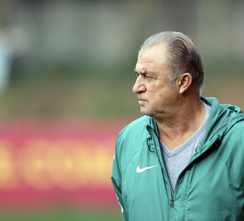 <p><b>TERİM ONU DEFTERDEN SİLDİ!</b></p><p><br></p><p>Radamel Falcao'nun yaşadığı sakatlıklar Fatih Terim'i de pes ettirdi. </p>