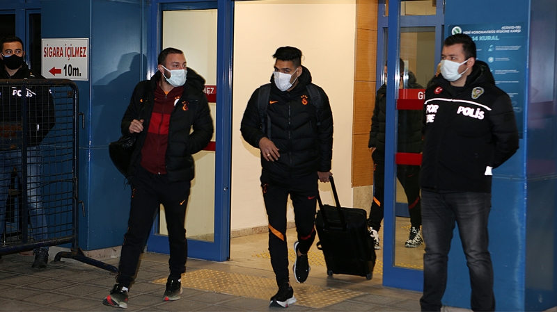 <p>Daha önce Kolombiyalı yıldızın bir an önce forma giyebilmesi için özel çaba harcayan tecrübeli teknik adam artık yaşananları fazla umursamıyor. </p>